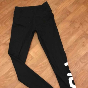  - Helt nya Fila leggings, aldrig använda! Har endast klippt bort lappen o slängt in dom i garderoben o glömt bort dom.  Inga skavanker alls!  Swish/kontant. Avhämtning/möte. Skickar ej.