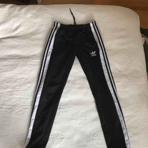 - Adidas Adibreak byxor, använda några gånger men i bra skick  Möts upp i Stockholm annars står köpare för frakt!