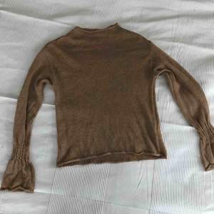 En mysig tröja från ginatricot som har jättefin detalj vid ärmarna🐻 