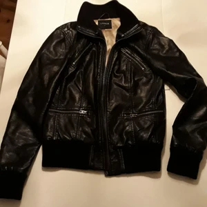  - Svart skinnjacka, jättefin och rejäl! Hämtas i Mehedeby eller tas till tierp