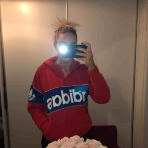  - Hejsan!! Säljer min super sköna vintage/retro adidas tröja pga att den används så sällan och hoppas på att någon annan kan få mer användning utav den. Väldigt bra skick, använd ca 5 ggr :)