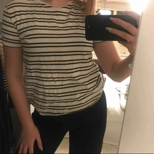  - Supersnygg t-shirt från zara! Mycket fint skick då den bara använts några gånger. Köparen står för frakten på 18:- & betalning sker via swish 💕