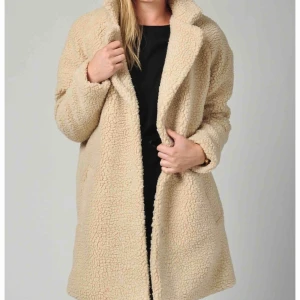  - säljer min teddy kappan från vero moda i storlek M. inga fel på jackan endast tröttnat och försöker bli av med den. kan mötas upp i stockholm eller posta för halva priset av vad de kostar 