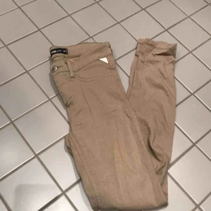  - stretchiga jeans storlek XS Formar sig super bra,och är jätte sköna. Bra skick
