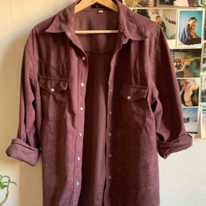  - Jättesnygg skjorta i fakemocka! Lite cowboyfeeling på sömmarna. Lite mörkare och mer mättad lila i verkligheten 