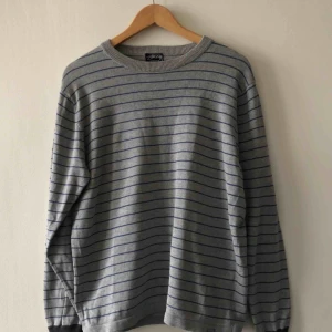  - Långärmad tröja från Stussy. Trevligt använt skick. Ganska liten så passar även m. Kan hämtas i Uppsala eller skickas mot fraktkostnad. 