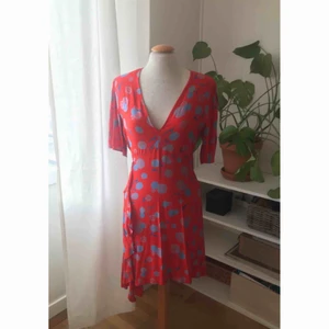  - Klänning i stl 36 från hm trend. Superfint skick, använd bara en gång.  Finns att hämta i Stockholm eller skickas via postnord.