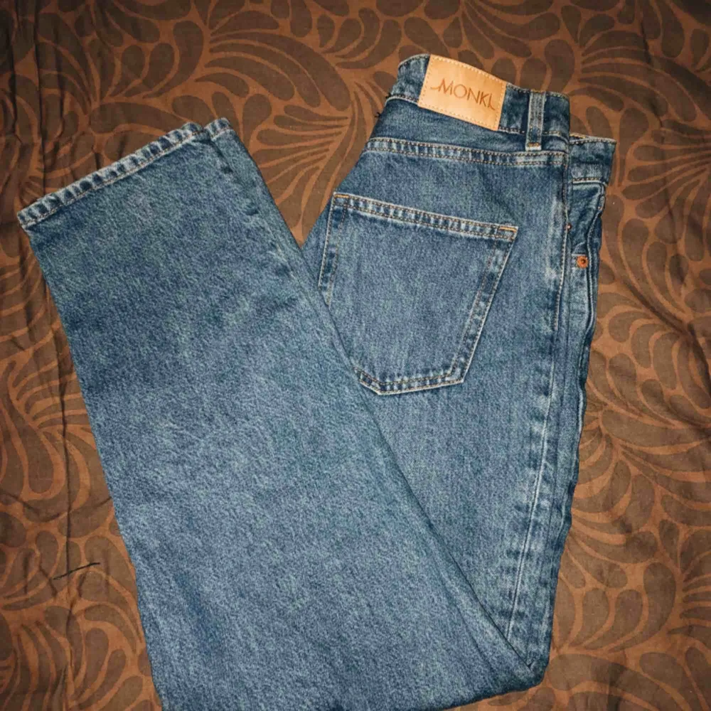 Snygga jeans från monki i modellen taiki. Köpta här på plick men yvärr för små för mig, därav använda fåtal gånger. . Jeans & Byxor.