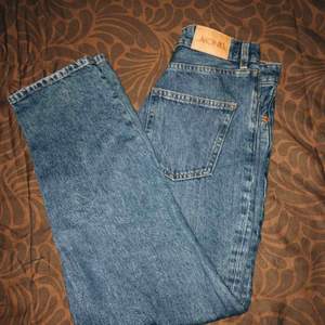 Snygga jeans från monki i modellen taiki. Köpta här på plick men yvärr för små för mig, därav använda fåtal gånger. 