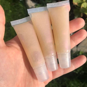 Lipgloss ”golden” - Ett gyllene läpglans med smak av vanilj! Återfuktar och ger läpparna glans och skimmer😍39 kr(inkl frakt)