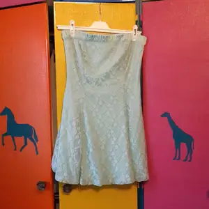 Söt klänning i lite kortare modell i turkos/ljus blå färg