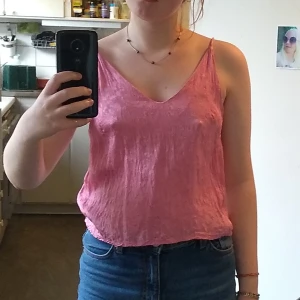 Topp från Gina Tricot - Söt topp från Gina Tricot i stl 34. Visar mycket av ryggen, väldigt fint tycker jag! Skriv om du undrar något:)