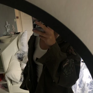 Militär jacka - As najs jacka från hm med broderier på😍 aldrig använd!!!