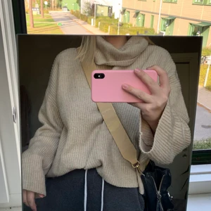 Väskband  - Ett glansigt beigt väskband ifrån Carin Wester, köpt för någon månad sedan men mest legat i garderoben o ”skräpat”. 