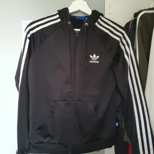 Adidas kofta/jacka - Fint skick. nypris 600kr. kan skicka fler bilder vif intresse 