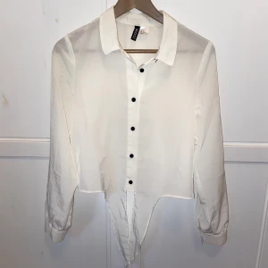 Skjortor/blusar - 3 olika skjortor/blusar. Meddela mig för mer info :)  Kampanj: KÖP 3 BETALA FÖR 2