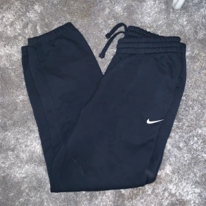 Nike mjukisbyxor - Mörkblå nike mjukisbyxor. Herr st M
