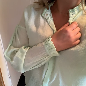 Ljusgrön blus! - Ljusgrön blus från &OtherStories!💕💕 Storlek 36, säljer pga för liten för mig! Går att knäppa hela vägen upp också!