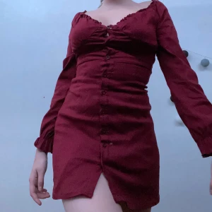Milkmaid klänning - Milkmaidklänning från Missguided. Använd fåtal gånger. Läcker plummonröd färg jättefin med matchande läppstift😭 (jag har shorts på mig på andra bilden) Jag är 166cm. Storlek 34 men den är strechig så skulle säga S eller liten M