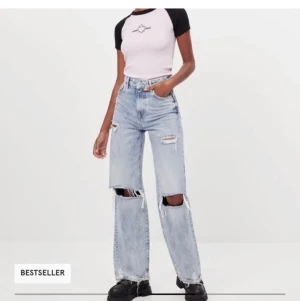 Trendiga Wide leg jeans - Världens snyggaste wide leg jeans från bershka som är slutsålda senaste gången jag kollade! Storlek 32, skulle nog även kunna passa en 34:) BUDGIVNING, HB ÄR 310kr!!!! buda privat eller i kommentarerna🥰
