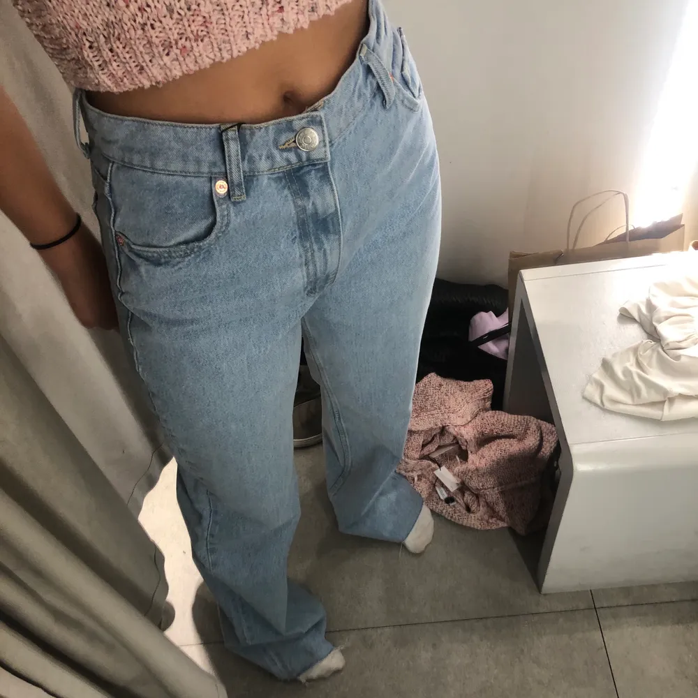Säljer dessa ljusa, snygga, slutsålda jeans från Zara i storlek i 38! Jag är 168, skriv om ni undrar nåt💕💕 . Jeans & Byxor.