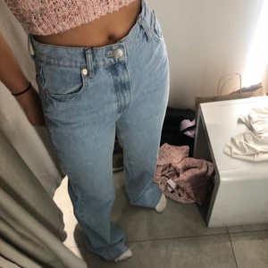 Zara - Säljer dessa ljusa, snygga, slutsålda jeans från Zara i storlek i 38! Jag är 168, skriv om ni undrar nåt💕💕 