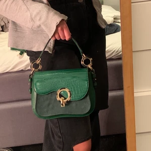 Grön väska, som ny - Jag säljer min gröna väska som jag köpte från Zalando för ca 1 år sen. Den är som ny, jättefint skick och har endast använt den 2 gånger tror jag. Den har ett längre band som går att ta bort! Samt ett litet som du kan se på första bilden! Köpte den för 380kr💕✨✨✨ kan mötas i Stockholm + frakta (ni står för kostanden)💕