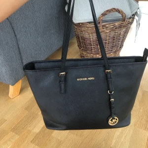 Michael Kors väska - Äkta väska från Michael kors i väldigt bra skick. Färg: svart