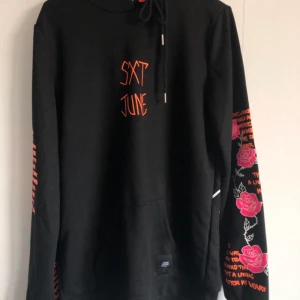 Hoodie från zalando - Oanvänd hoodie från zalando i storlek S Den är en tunnare hoodie är det är därför den aldrig har används då jag gillar mer oversized tjocka hoodies. 