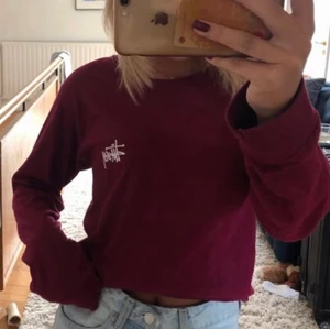 Snygg stüssy tröja  - Intressekoll på en snygg stüssy tröja i mörkröd färg, storlek s. Köpt av en annan på tise och säljer nu vidare! Mycket trendig och snygg långärmad tröja men kom inte till användning hemma hos mig 💗💗💗💗