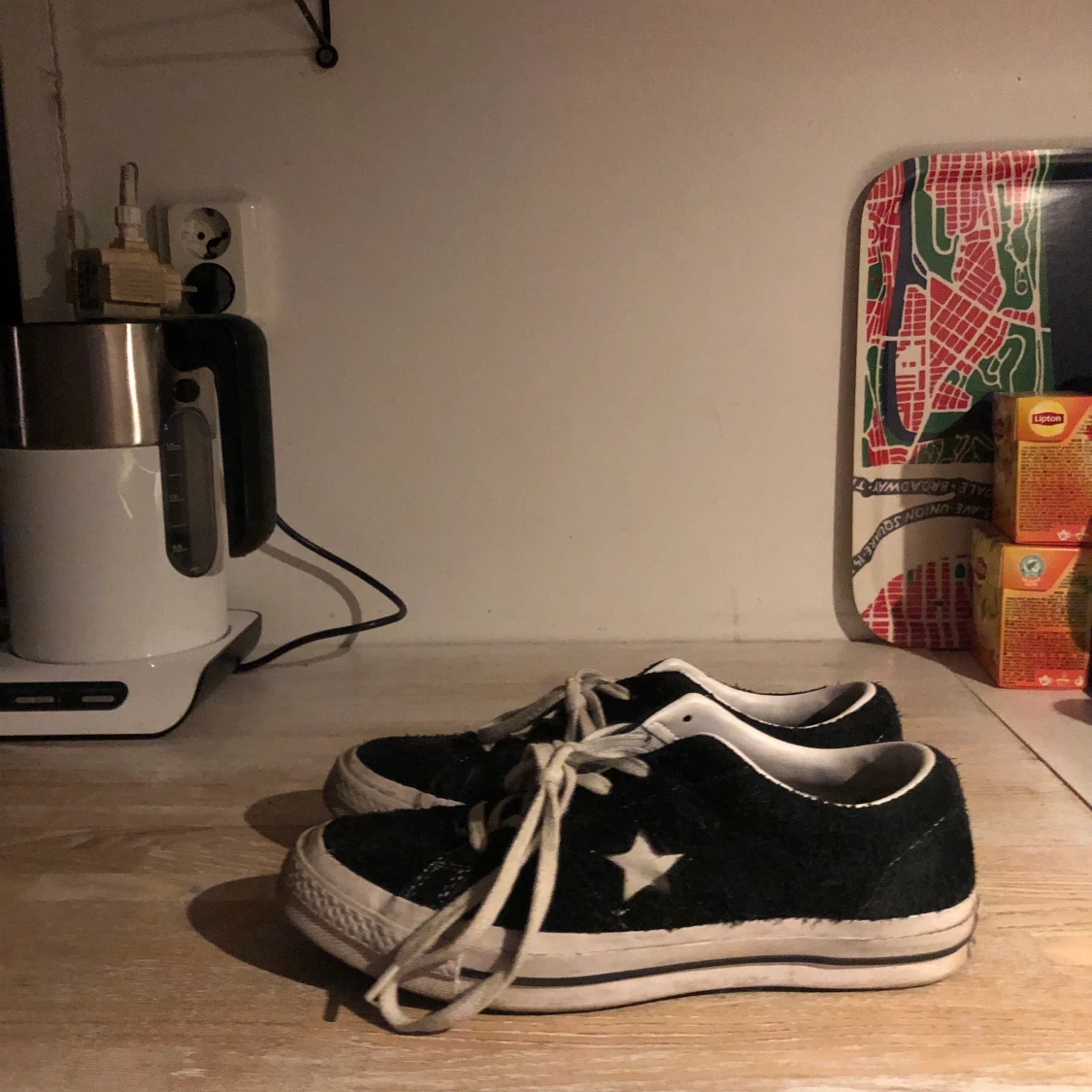 Svarta låga converse i unikt material - 90