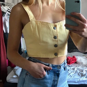 Gul jeanstopp - Jättegullig gul topp feån pull and bear i jeansmaterial! Storlek M. Frakt tillkommer på 42 kr!