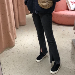 Bikbok jeans med slits - Svart/gråa jeans med slits för fram från bikbok! Säljer för att jag tycker att dom är lite för korta för mig som är 1,70 cm. Möts helst upp på söder! Buda i kommentarerna!💕