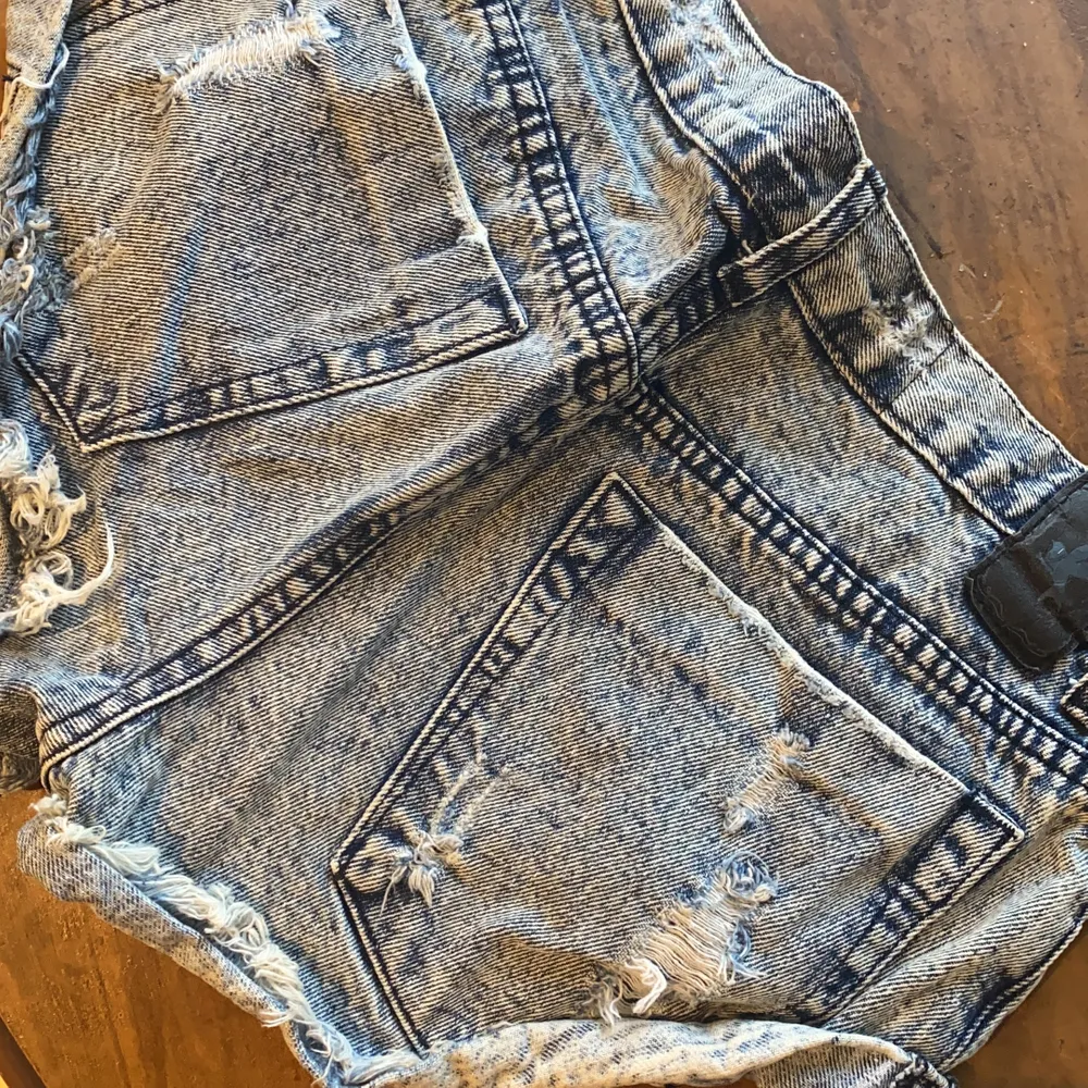 Jättesnygga jeansshorts från One Teaspoon storlek 24. Shorts.