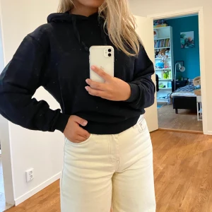 Svart hoodie  - En super fin svart hoodie från nakd i storlek XS. Super skön och i perfekt skick då den knappt är använd 😁☺️