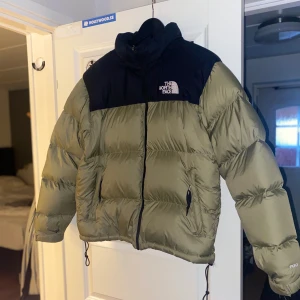 The north face dunjucka - Skick 9/10                                                                                     Väldigt skön och varm vinterjacka