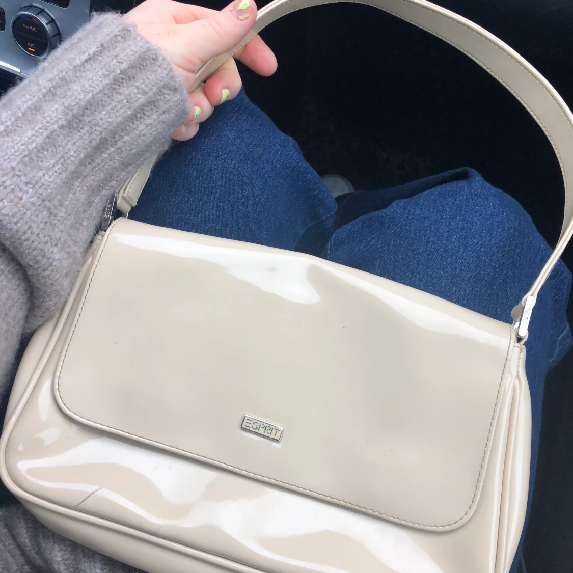 Beige lackad minibag - 90