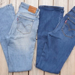 Levis jeans  - Säljer min Levis bootcut jeans i storlek 25. Dem är köpta i Levis butik. Inprincip oanvända (cirka 2 gånger).  Frakt kommet tillkomma!!! KÖPT ÄR KÖPT, INGEN ÅNGERRÄTT!!! Enbart dem mörkblåa! 