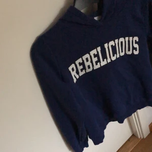 Hoodie från GinaTricot st:M - Hoodie från GinaTricot, marinblå. St:M, pris = 59kr, köparen står för frakten 💗