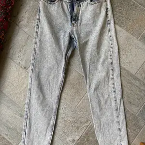 Jeans i bra skick från NA-KD i strl 36. 100kr exklusive frakt eller högsta bud