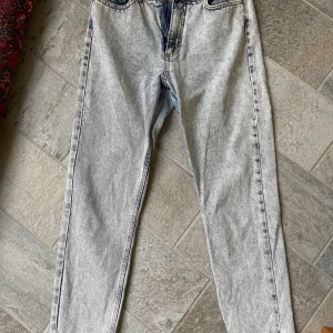 Slutsålda NA-KD jeans, strl 36 - Jeans i bra skick från NA-KD i strl 36. 100kr exklusive frakt eller högsta bud