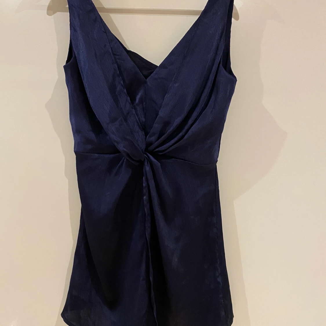 Marinblå byxdress med fina detaljer 