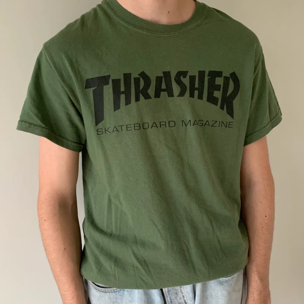 Säljer denna militärgröna THRASHER t-shirt i storlek S unisex. Men sitter som en oversized S. Fint skick. Spårbar frakt tillkommer på 63 kr. T-shirts.