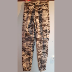 Cargobyxor - Säljer dessa välkända cargobyxor från madlady i storlek xs. Supersköna och stretchiga i bra skick dessutom! Beigea och grå i olika nyanser.                  Pris +frakt