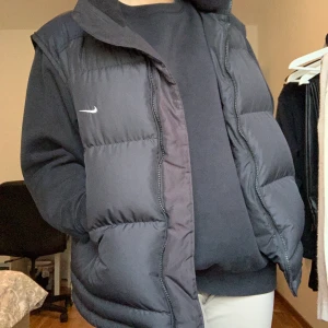 Nike väst strl: M - Snygg väst från Nike som passar nu till hösten. Västen är använd ett par gånger men är i bra skick. Den sitter oversized på mig som vanligtvis har  xs-s. Startpris är 400, buda i kommentarerna.