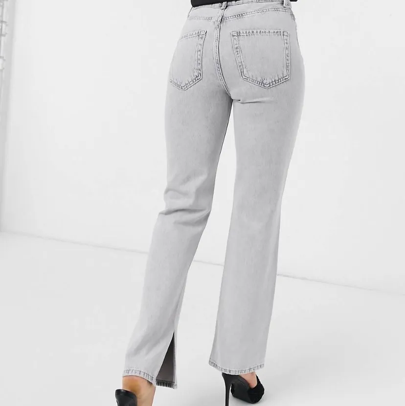 Snygga gråa jeans från stradivarius med slits, storlek 34. Knappt använda. Jeans & Byxor.
