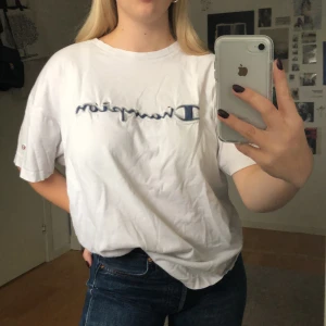 T - shirt  - En champion tröja! Väl använd lite hål vid märket! Där med kan priset diskuteras! (Frakt ingår)