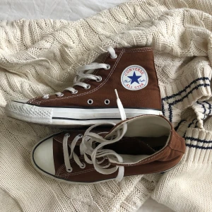 Converse  - Frakten är inkluderad i priset💞💗💕💝💘💖 många intresserade, buda i kommentarsfältet! Start från 300 och minst 10 kr per höjning👌🏼 avslutas 27/9 20.00