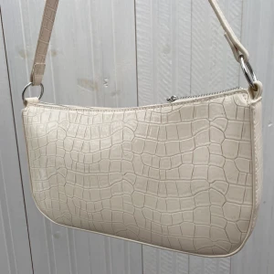 Axelväska - En super fin axelväska som tyvärr inte kommit till användning! Bud pågår!💓