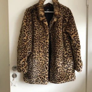 Leopardjacka - sparsamt använd jacka! Varm för höst/vinter, sitter bra för både s/m! Frakt kostar 100kr! 